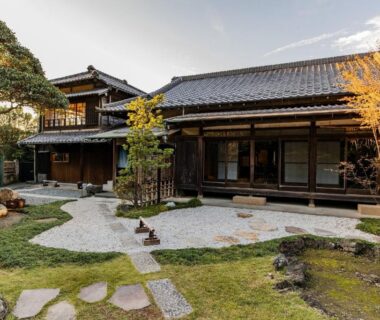 Wooden ryokan facade with engawa veranda, gravel courtyard and stepping stones at Kamakura COCON in Kanagawa
