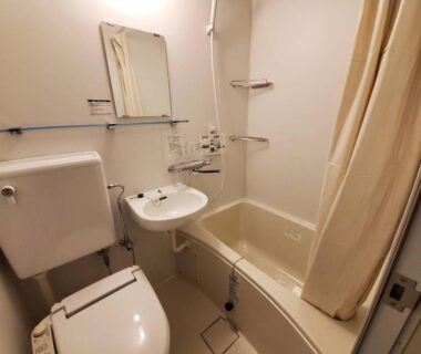 Compact unit bathroom with bathtub, shower, sink and toilet at Kamihoroso in Hokkaidō