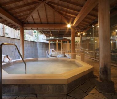 Octagonal wooden onsen bath at Kamogawakan in Chiba Kantō