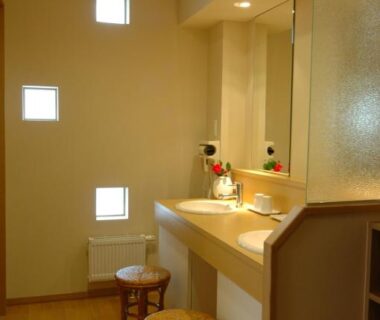 Vanity with twin woven stools, mirror and frosted glass at Karurusu Onsen Yumoto Orofuresou Hokkaidō