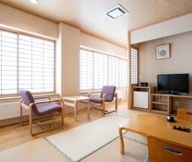 Bright tatami room with low table, shoji screens and seating at Karurusu Onsen Yumoto Orofuresou Hokkaidō