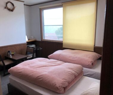 Twin beds with pink duvets at Kashiwaya Gassan, Yamagata