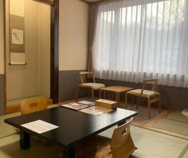 Traditional tatami room with low table and floor cushions at Kashoutei Hanaya in Hokkaidō Japan