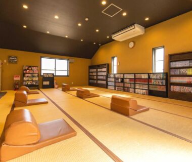 Recessed tatami reading room with low seats and bookshelves at Katsuragi Onsen Happuu No Yu, Wakayama
