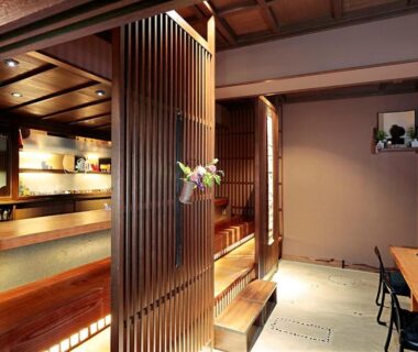 Interior with wooden slatted partition, reception counter and seating at Katsuzakikan, Ishikawa, Chūbu, Japan