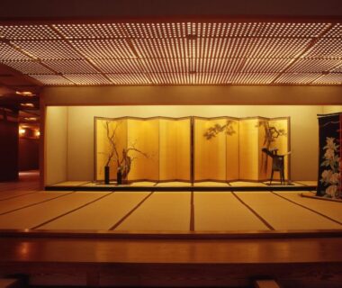 Interior tatami area with decorative gold folding screen and vases at Kinjohro in Ishikawa