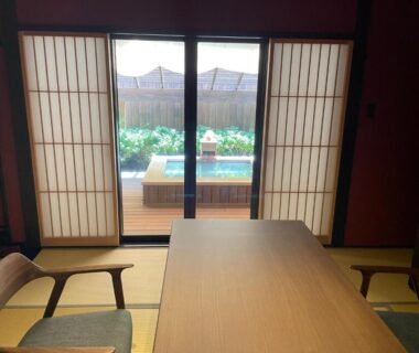 Tatami room interior facing outdoor wooden soaking tub at Kinnotake Saryo in Kanagawa