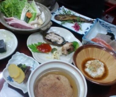 Assorted small Japanese dishes on lacquer tray at Kinokuniya Jinpachi in Nara