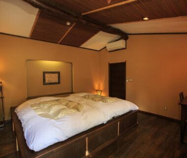 Low platform bed with thick futon, warm wooden interior, Kinokuniya Ryokan, Kanagawa, Kantō, Japan