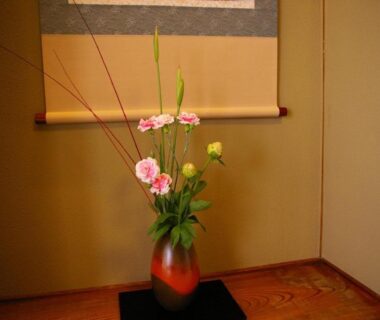 Traditional ikebana floral display in a tokonoma alcove with hanging scroll at Kinparo ryokan, Kyoto