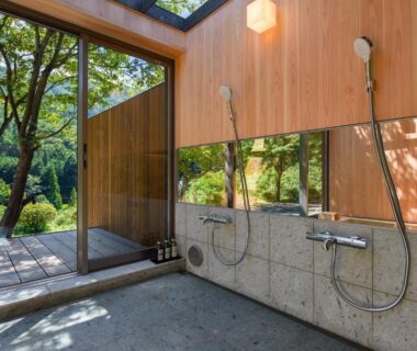 Bathing area with wooden wall, twin showers and garden view at Kinshuusanso, Gunma, Kantō