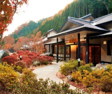 Autumn maple garden with wooden veranda at Kinshuusanso in Gunma, Kantō mountains