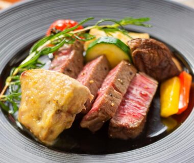 Seared beef slices with vegetables and sauce, Kinsuikan ryokan, Chūgoku, Hiroshima, Japan