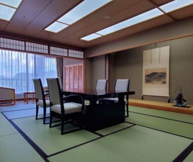 Tatami room with low table and chairs, shoji screens and tokonoma at Kinzan in Hyōgo, Kansai