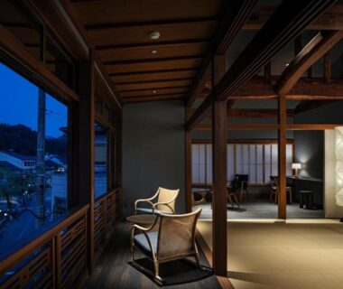 Tatami lounge with wooden beams and shoji screens at Kobayashiya in Kinosaki Onsen, Hyōgo