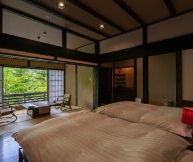 Room with two beds, shoji screens and garden view at Konashi No Yu Sasaya Nagano