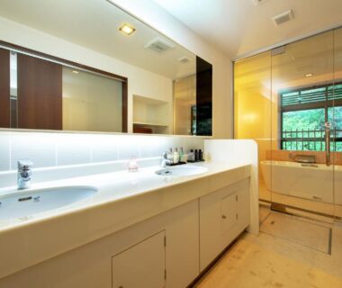Dual sink vanity and soaking tub with garden view at Konjakutei ryokan in Fukushima