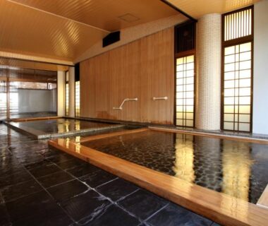 Wood-framed indoor onsen bath at Koshi no yado Takashimaya in Niigata Chūbu