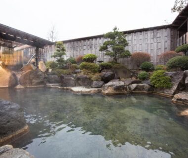 Outdoor rock-lined onsen with stone landscaping at Kouunsou in Tochigi, Kantō