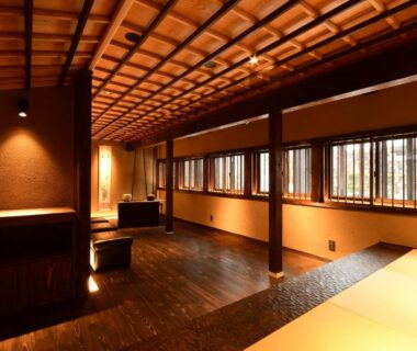 Spacious tatami lobby with shoji windows and wooden ceiling at Koyasan Shukubo Yochiin in Wakayama