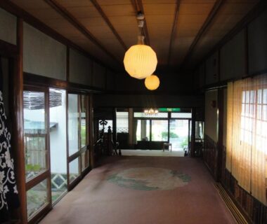 Corridor with hanging paper lanterns, noren curtain and bamboo blinds at Kurhaus Ishibashi Ryokan in Shizuoka
