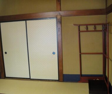 Traditional tatami room with sliding fusuma doors at Kurhaus Ishibashi Ryokan in Shizuoka, Chūbu