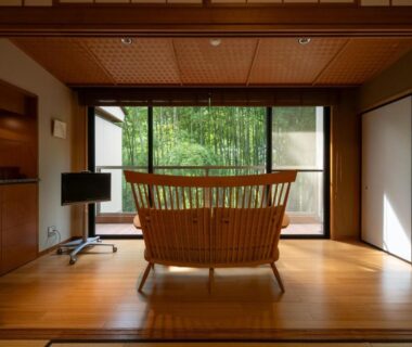 Tatami room with wooden bench facing bamboo garden, Kuriya Yasohachi, Ishikawa, Chūbu, Japan