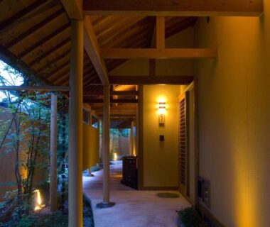 Warmly lit wooden corridor with garden Kutsurogi-no-Yado Nanakawa Ōita