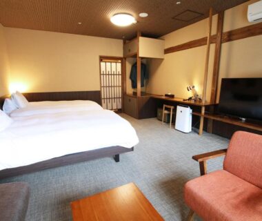 Twin beds with seating area and shoji screens at Kutsurogijuku Chiyotaki in Fukushima Tōhoku