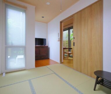 Traditional tatami room with sliding wooden doors at Kyo Machiya Ryokan Yuan in Kyoto, Kansai, Japan
