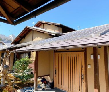 Wooden sliding doors, tiled roof and courtyard garden at Kyoto Ryokan Gion Sano in Kyoto, Kansai