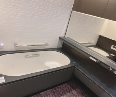 In-room bathtub and counter with mirror at Kyoto Ryokan Gion Sano, Kyoto Kansai