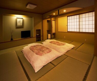 Tatami room with futon bedding, shoji screens and alcove, Ryokan Hirashin Kyoto Japan