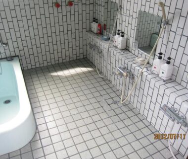 Tiled bathing area with tub and hand showers at Lake Oshino ryokan, Yamanashi, Chūbu Japan