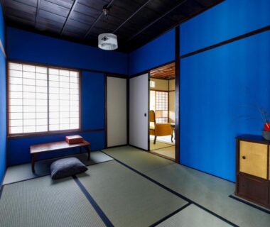 Tatami room at Machi no Odoriba, Ishikawa, Chūbu with blue walls, shoji screens and low table