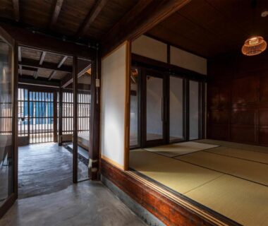 Raised tatami room with shoji screens and wooden entry corridor at Machihaku 456 in Shizuoka