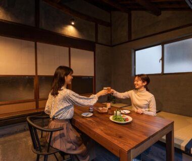 Two guests seated at a tatami dining table in Machihaku 456 Shizuoka Chūbu