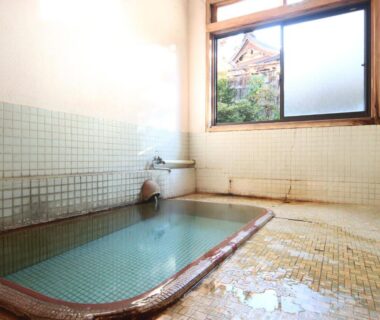 Small tiled indoor bath with window view at Maruka Ryokan, Nagano, Chūbu Japan