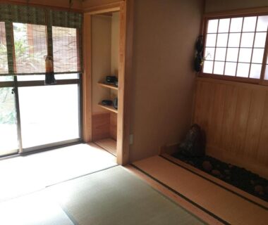 Tatami room with shoji screens, sliding glass door and wooden alcove at Masugataya Ryokan, Chiba