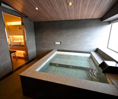 Indoor stone soaking tub with window and wooden ceiling, Matsubaya Ryokan, Kyoto, Kansai, Japan