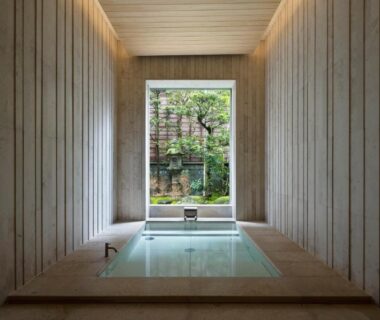 Recessed wooden soaking tub with garden view at Mikuniya, Hyōgo