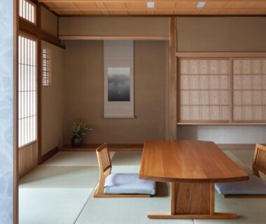 Traditional tatami room with low wooden table, floor chairs, shoji screens and tokonoma at Mikuniya, Hyōgo