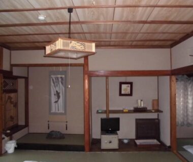 Traditional tatami room with tokonoma alcove, low table and shoji screens at Minshuku Katsuya, Wakayama