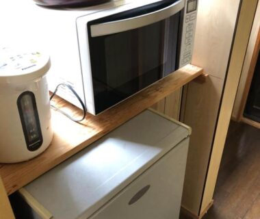 Microwave, mini fridge and electric kettle in ryokan kitchenette at Minshuku Kawarabi-so, Nara, Kansai region