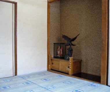 Traditional tatami room with tokonoma alcove and decorative sculpture at Minshuku Mutsukari Hokkaidō