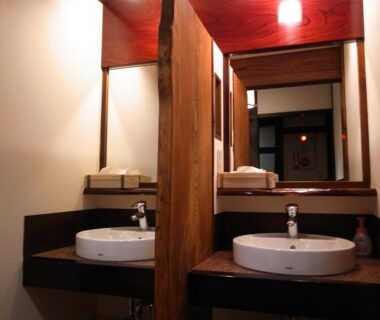 Twin round basins and mirrors with wooden partitions in ryokan wash area, Minshuku Takizawa, Gifu