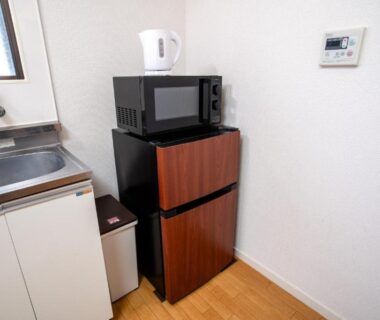 Compact kitchenette with microwave, kettle and mini fridge at Mitomi inn 京急蒲田駅 in Tokyo
