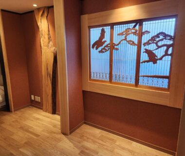 Shoji screen with bird and pine motif, wooden flooring and entry to sleeping area at Mitsubikiya, Nagano