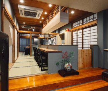 Tatami-floored interior with counter seating and shoji screens at Mitsubikiya, Nagano, Chūbu