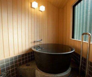 Deep round tub in wooden-paneled bath at Mizuhasou, Chūgoku Hiroshima Japan